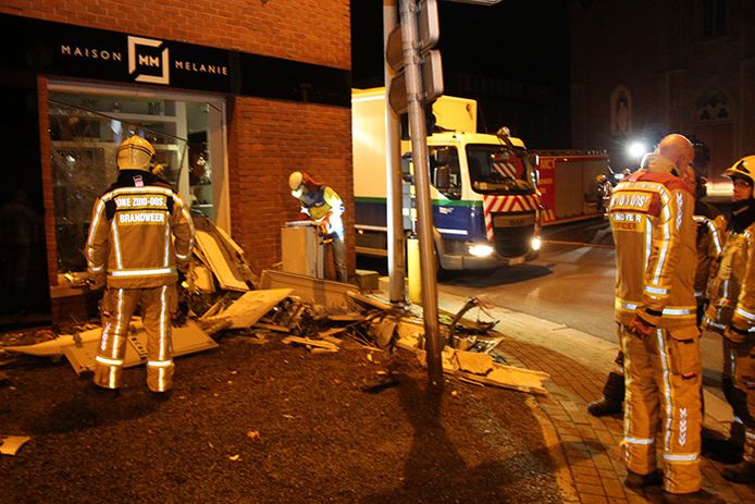 Een wagen is de voorbije nacht ingereden op een elektriciteitskast en het gevelraam van Maison Melanie tegenover de kerk van Burst (Erpe-Mere).