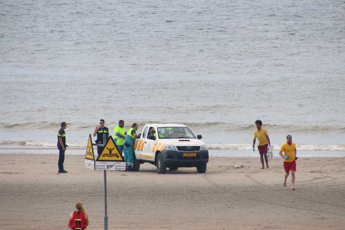 Een voertuig van de strandwacht ging het strand op, de andere hulpdiensten stonden bovenop de duinen.