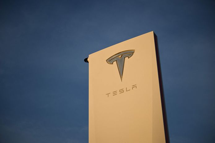 Het logo van Tesla aan een bedrijfsgebouw in California.