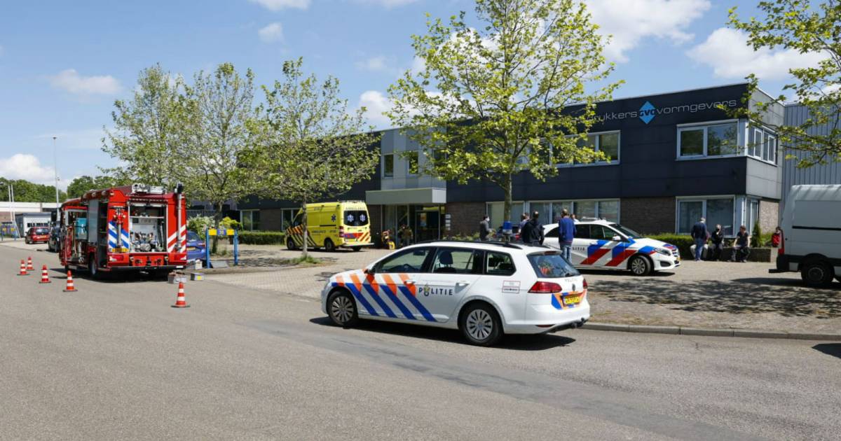 Gewonde bij ongeluk in drukkerij in Ede, hulpdiensten rukken massaal uit.