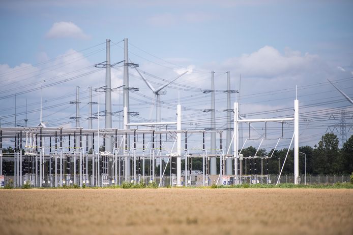Het nieuwe 380kV hoogspanningsstation bij Rilland is met 6 hectare al groot, maar het station van TenneT dat in of nabij de Halsterse Auvergnepolder moet komen krijgt zelfs een dubbele omvang: 12 voetbalvelden oppervlakte.