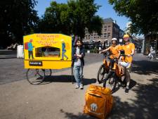 Een riksja als rustmoment voor maaltijdbezorgers; Ankit zorgt voor gratis drankjes, hapjes en een praatje