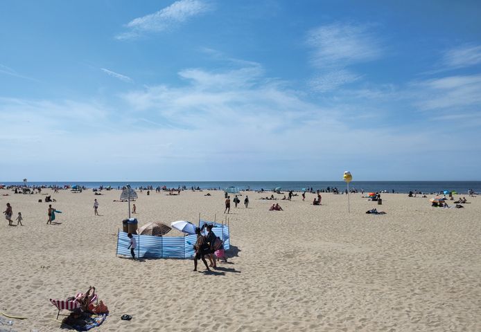 Mensen genoten van het mooie weer op het strand van Oostende.