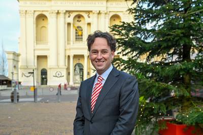 Als ornamenten van de Oudenbossche basiliek vallen, moet burgemeester het plein gaan afzetten