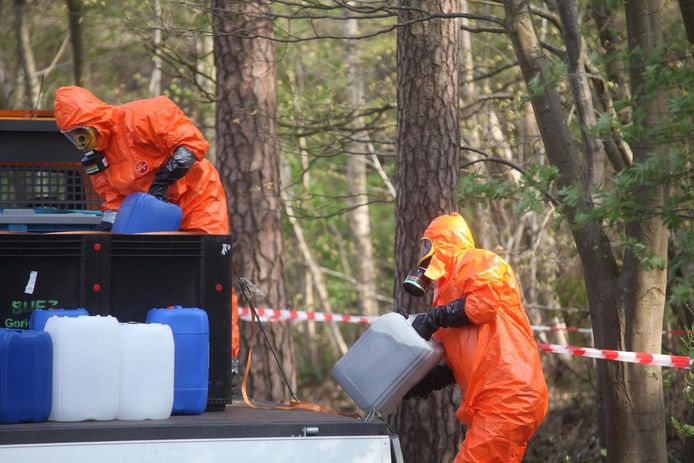Gedumpt drugsafval in een bosgebied aan de Broekdreef in Ulvenhout.