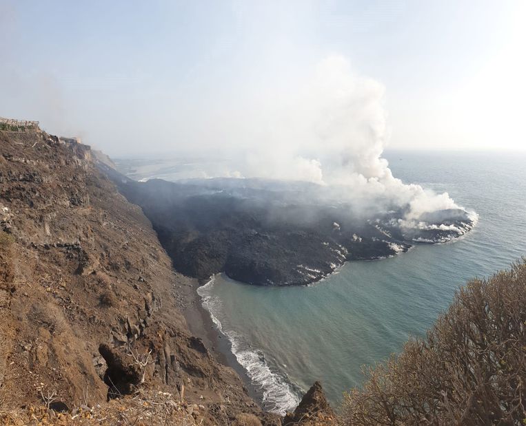 De lavastroom op La Palma heeft de zee bereikt. Vulkaanexpert Rob Govers: ‘Alsof je een stuk evolutie met je eigen ogen kunt zien.’ Beeld Hollandse Hoogte / EPA