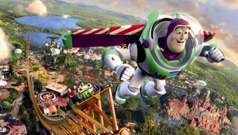 Buzz Lightyear vliegt over het gloednieuwe Toy Story Playland Beeld UNKNOWN