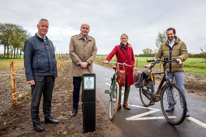 Met het plaatsen van fietsknooppuntbord nummer 77 is het fietspad officieel geopend.