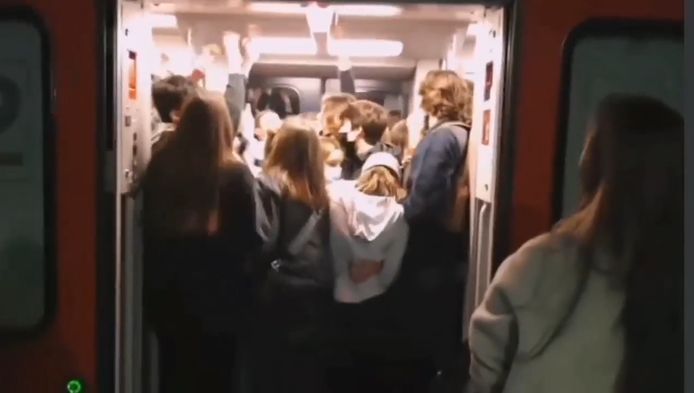 Des trains de la SNCB bondés en pleine expansion du coronavirus.