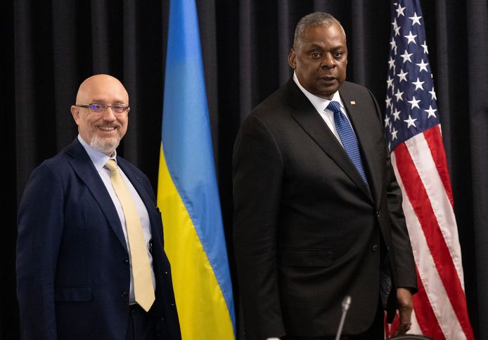 Oekraïense minister van Defensie Olexiy Resnikov (links) en Amerikaanse minister van Defensie Lloyd Austin komen aan op de conferentie op de Amerikaanse vliegbasis in het  Ramstein, Duitsland.