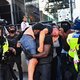 Black Lives Matter-activist redt extreemrechtse tegenbetoger tijdens gewelddadige protesten in Londen