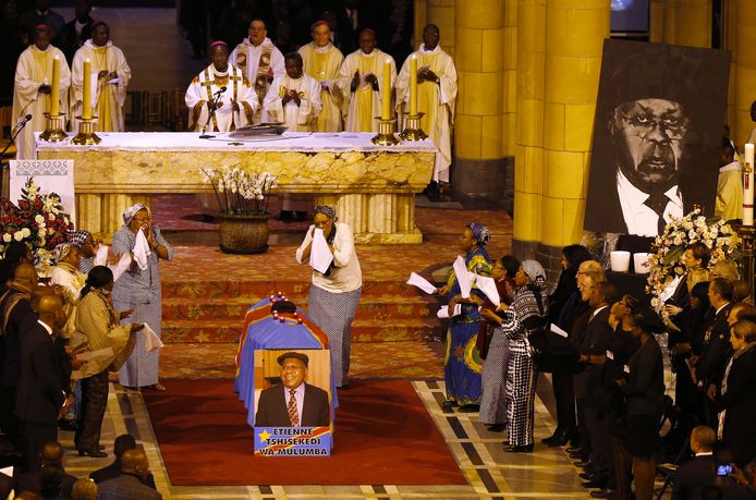 Vrouwen zingen op de begrafenisplechtigheid van Etienne Tshisekedi.