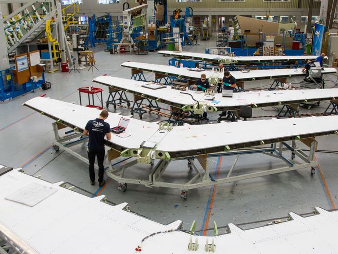 Bij Fokker in Papendrecht wordt gewerkt aan vliegtuigen. De extra coronasteun van het kabinet komt onder meer de maakindustrie ten goede.