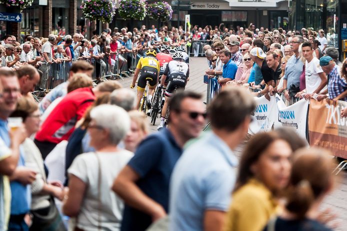 Tour de France-winnaar Geraint Thomas rijdt door de winkelstraat van Etten-Leur (archieffoto 2018).