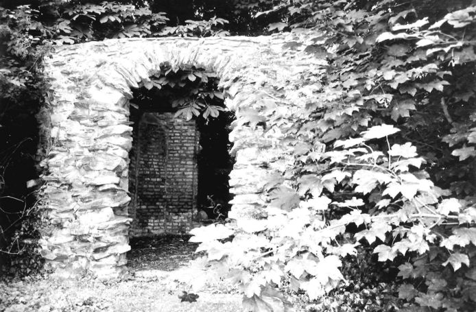 De grot van monnik Peetje Knikkers bevond zich in 't Oud Kasteel van Petegem uit 1789 en werd gereconstrueerd.