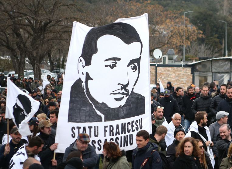 Een spandoek van Colonna tijdens een demonstratie op Corsica op 6 maart. Beeld AFP