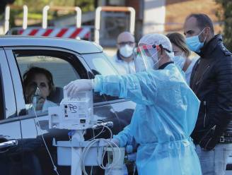 Toestand in Italië gaat weer helemaal verkeerde kant op: nieuwe beelden tonen hoe mensen zuurstof krijgen in hun wagen op parking ziekenhuis