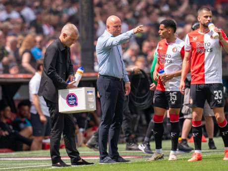 Aanhang Feyenoord dankt Arne Slot die in laatste duel Excelsior naar nacompetitie duwt 