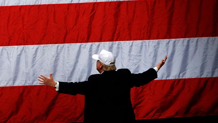 Donald Trump voor de Amerikaanse vlag. Beeld Afp