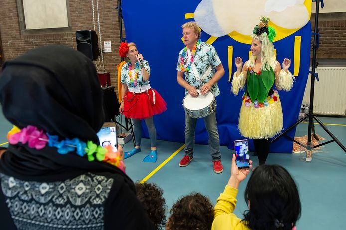 Het Wolkentheater trekt deze week langs vier AZC's in Brabant om de kinderen een zonnige middag te bezorgen.
