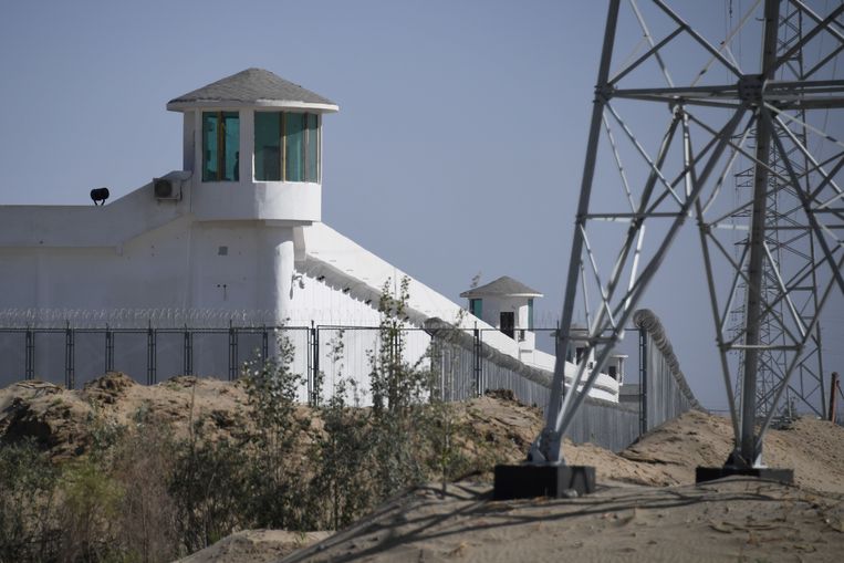 Een strafkamp, volgens Peking een opleidingscentrum, bij Hotan in Xinjiang.   Beeld AFP