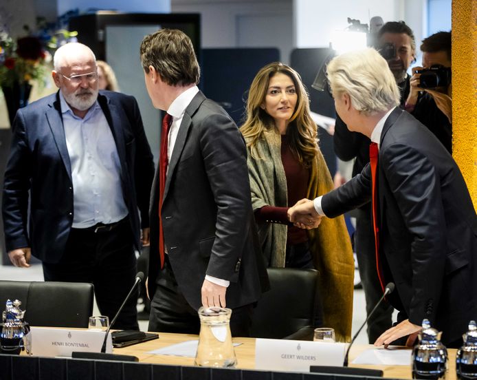 Frans Timmermans (GroenLinks-PvdA), Henri Bontenbal (CDA), Dilan Yesilgoz (VVD) en Geert Wilders (PVV) tijdens een ontmoeting met Kamervoorzitter Vera Bergkamp in de Tweede Kamer.