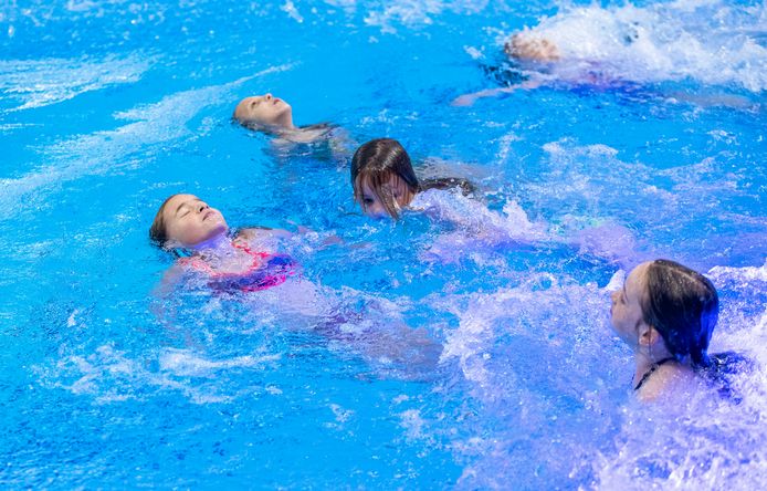 Kinderen van groep 6 van de Piekschool in Wageningen leerden de afgelopen weken survivalzwemmen.