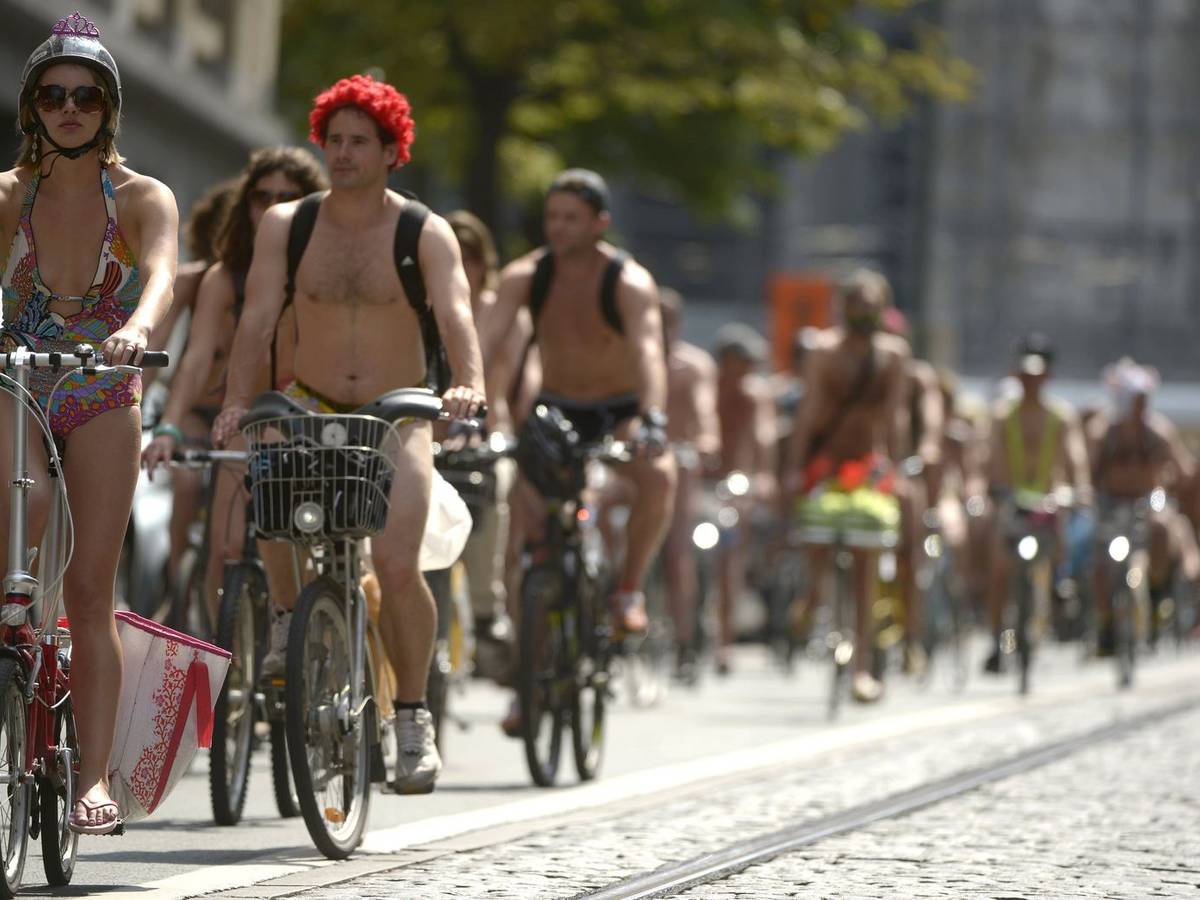 Cyclistes tout nus dans les rues de Bruxelles | Insolite | 7sur7.be