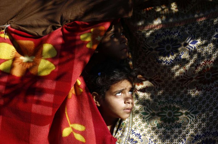 Een gevlucht Palestijns kind in een tent in Beit Lahia op de Gazastrook. Beeld afp