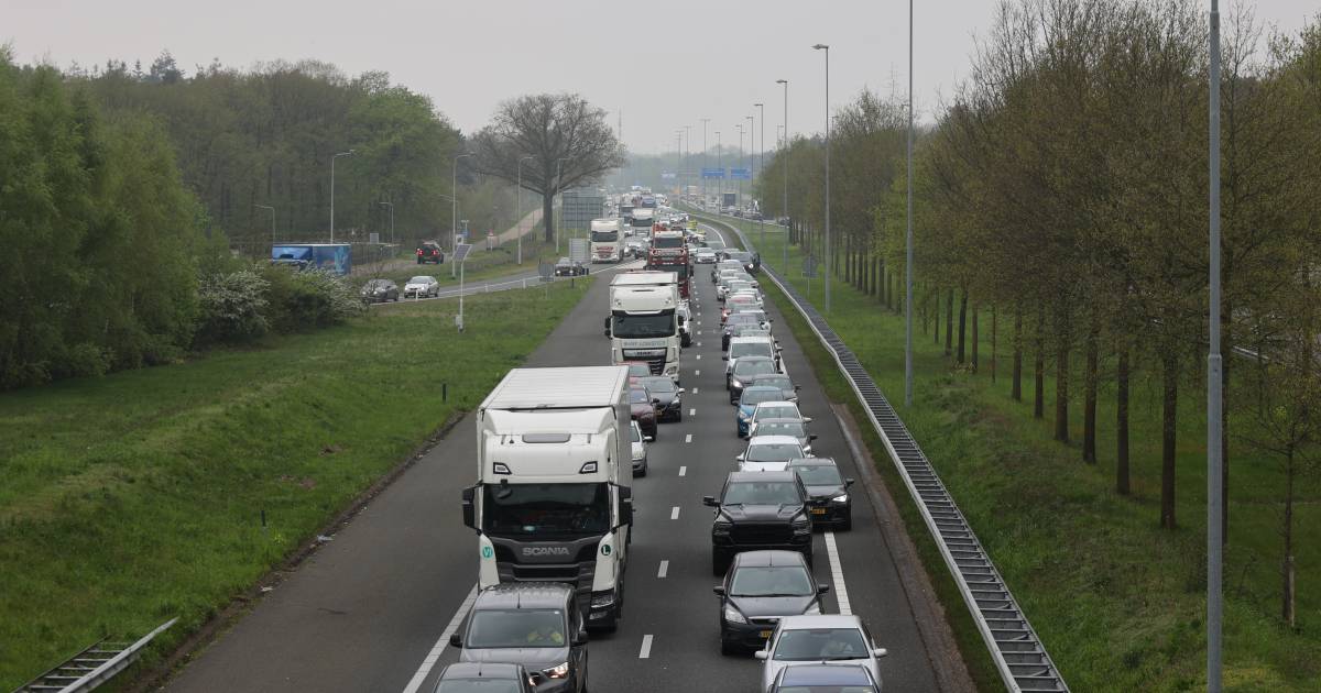 Ongeluk met meerdere voertuigen op A59: lange file door afgesloten rijstrook.