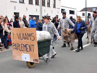 Westende en Lombardsijde vieren carnaval met ezelstoet: “Veel ambiance en snoep en natuurlijk ook ezels”