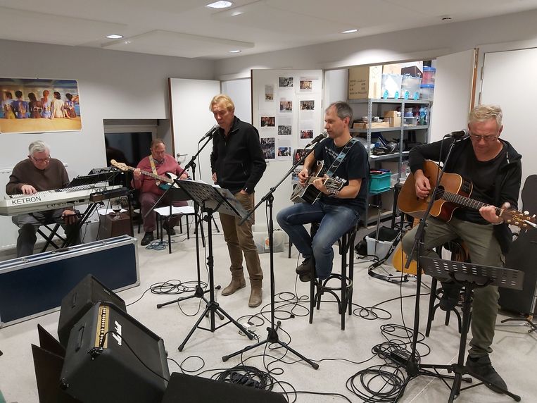 De Waanzin in volle repetitie met één van de plaatselijke artiesten: Chris Michel