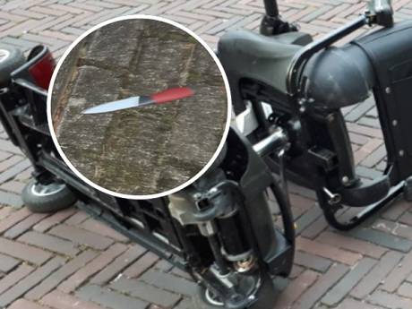 Leroy helpt scootmobieler op de grond, maar die richt groot mes naar hem: ‘Voortaan denk ik twee keer na’
