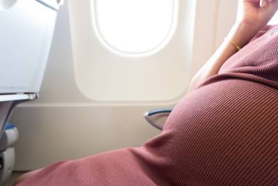 Baby geboren in de lucht, vliegtuig maakt onvoorziene landing in Praag