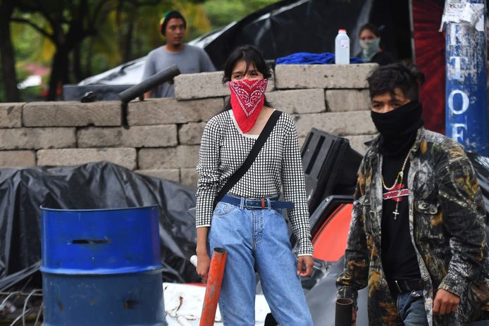 Studentenbetogers met zelfgemaakte mortieren in Managua.