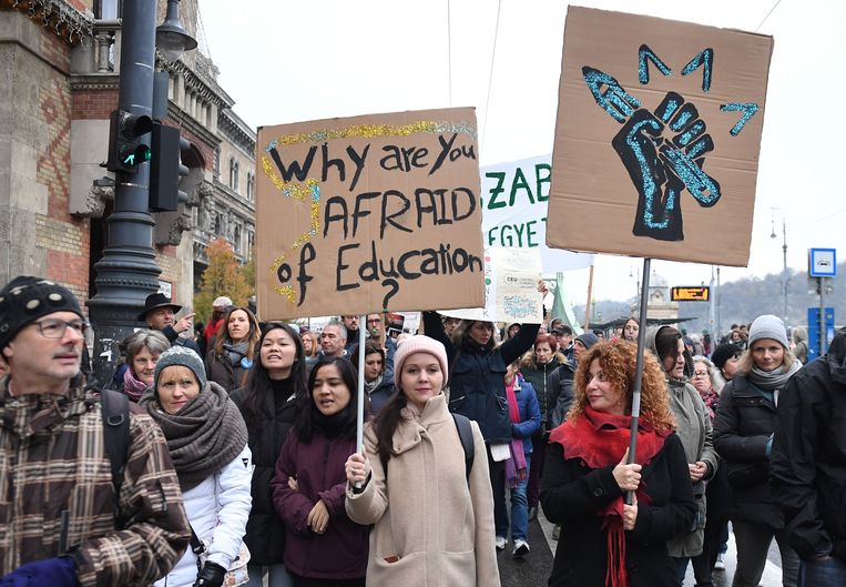 Een protestmars tegen het onderwijsbeleid van de Hongaarse regering in de hoofdstad Boedapest, 24 november 2018. Beeld AFP
