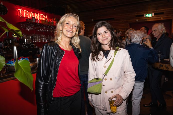 Anne+-actrice Hanna van Vliet: “Ik had het hartstikke leuk gevonden als hij hier was. Ik weet niks van voetbal, ik ben hier om te leren.” Met Silvia van der Heiden, directeur Nederlands Films Festival.