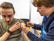 Weer gaan er honderden naalden in bovenarmen in prikstraat van Zwolle (nu met het HPV-vaccin) 