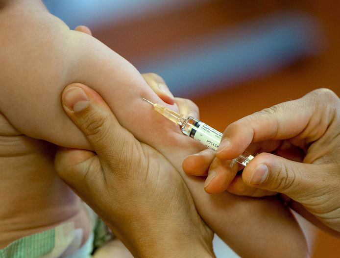 Een meisje wordt ingeënt tegen mazelen.
