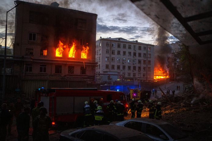 Hulpdiensten snellen naar de plek waar de explosies plaatsvonden in Kiev. (28/04/2022)