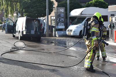 Auto vliegt in brand vlak bij benzinepomp in Nederhemert