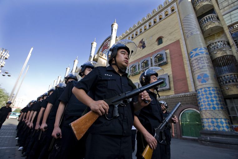 Chinese veiligheidstroepen controleren een Oeigoerse wijk in Urumqi, in de regio Xinjiang. Beeld Hollandse Hoogte / EPA