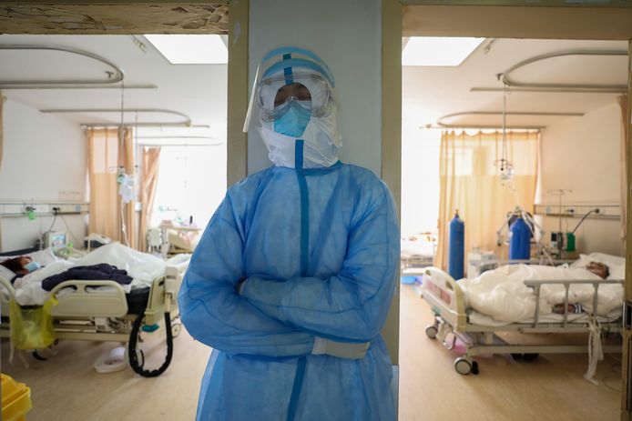 Een verpleger rust uit in een ziekenhuis in Wuhan, het epicentrum van de corona-uitbraak.