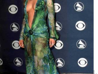 KIJK. Jennifer Lopez in gewaagde outfit en zonder Ben Affleck op filmpremière  in Mexico-Stad