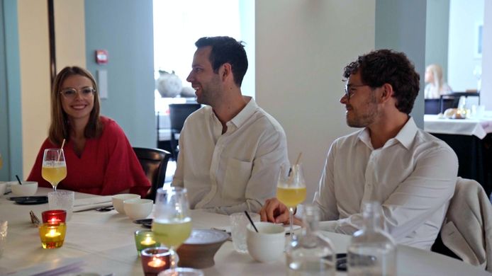 Brecht and Dziubi have dinner with Brecht's family.