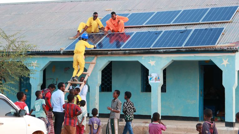Deze school in Puntland (Somalië) had geen toegang tot elektriciteit. Er zijn zonnepanelen geplaatst en computers aangeschaft. Leerlingen hielpen bij de aanleg van de panelen.  Beeld Wilde Ganzen