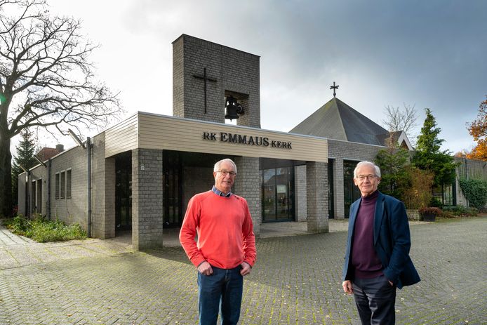 Gerard van Rijn (links) en Jan Jansen bij de Emmaüskerk.