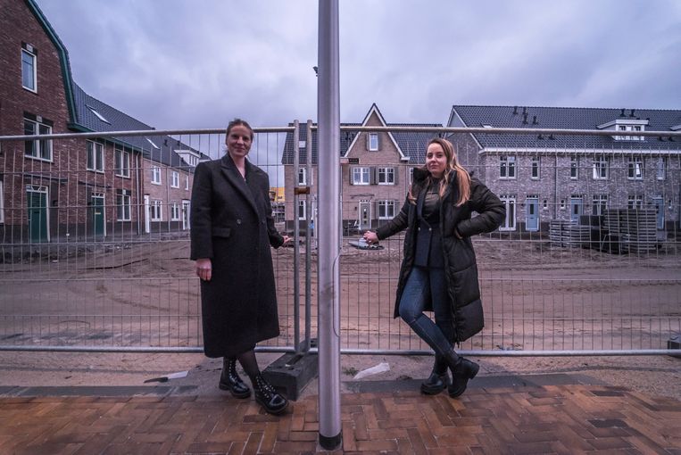 Dian Hoppen (links) en Maarit Rademaker zijn allebei op zoek naar een huisarts sinds ze in de nieuwe woonwijk Tuindershof in Pijnacker zijn komen wonen. Beeld Fred Leeflang