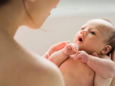 Een uur per dag blote baby op buik moeder verandert inhoud darmen van pasgeboren kind