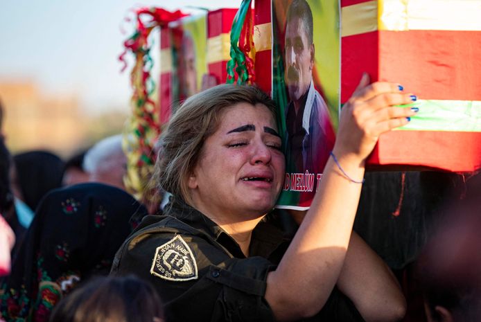 Een vrouw rouwt tijdens de begrafenisprocessie van twee burgers die door een Turkse droneaanval om het leven zijn gekomen in de stad Qamishli in het noordoosten van Sryië. Foto van eind vorige maand.